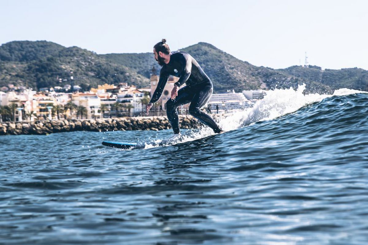 Ventajas de reservar un Team building con la Escola Catalana de Surf